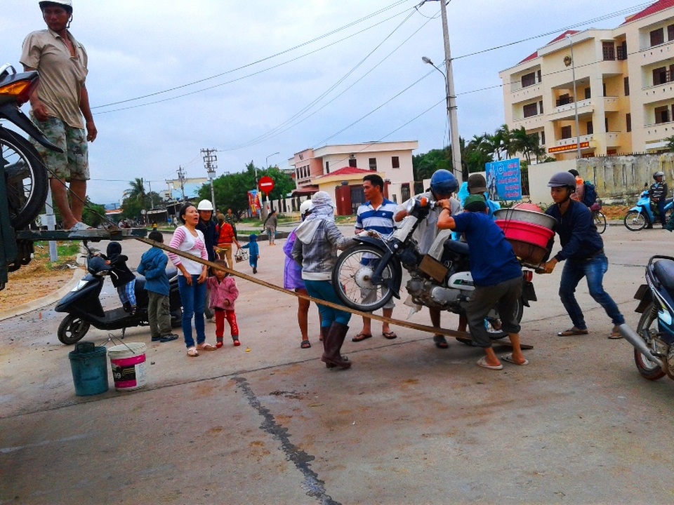 “Hốt bạc” nhờ vận chuyển xe và người vượt lũ… - 3 Người dân đi chợ, bán hàng đi về đều phải qua tràn Huỳnh Mai