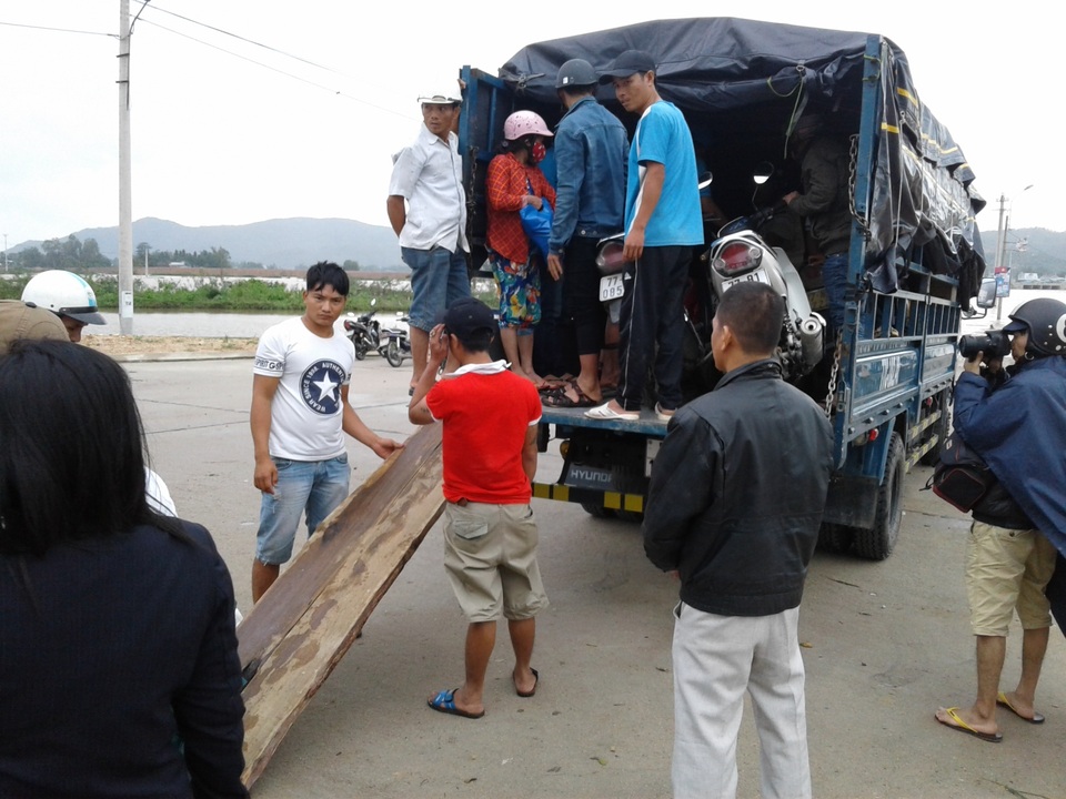 “Hốt bạc” nhờ vận chuyển xe và người vượt lũ… - 1 Người dân phải mất 20.000 đồng/người/xe máy/lượt để xe tải đưa qua đập Huỳnh Mai (huyện Tuy Phước) bị ngập trong lũ - ảnh chụp: chiều tối 4/11