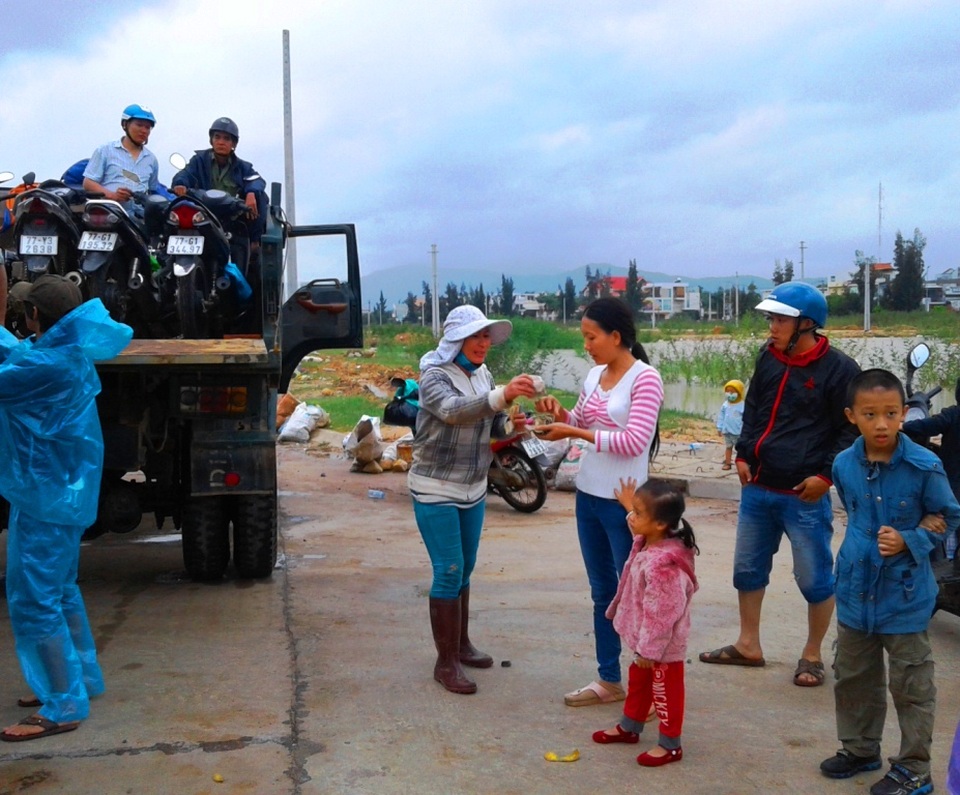 “Hốt bạc” nhờ vận chuyển xe và người vượt lũ… - 2 Các chủ xe tải kiếm bạc triệu ngon ơ nhờ mưu sinh mùa lũ về