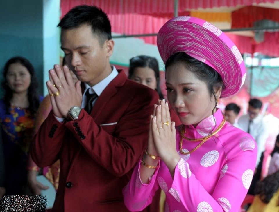 Xúc động đám cưới đôi bạn trẻ bên căn nhà sập trong lũ - 4
Dù nhà sập do lũ nhưng đôi uyên ương nguyện cầu hạnh phúc mãi mãi bên nhau
