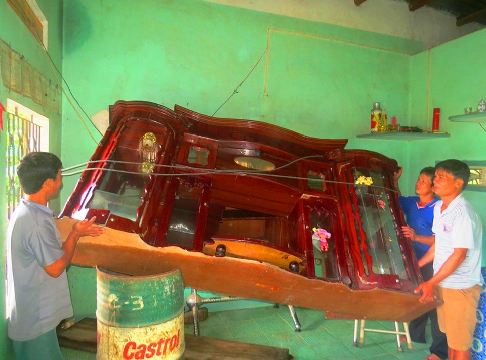 Người dân dọn nhà cửa sau khi lũ rút (ảnh: Hoài Nam)