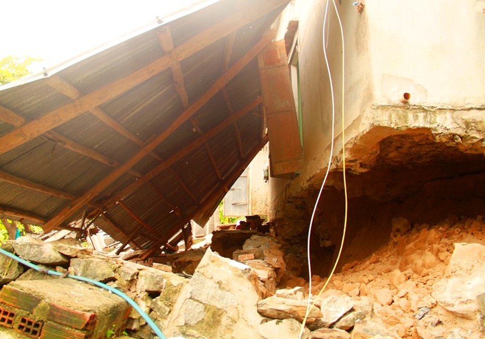 Nhà dân ở xã An Dân (huyện Tuy An) bị sụt móng khiến gia đình tháo chạy trong đêm không dám ở