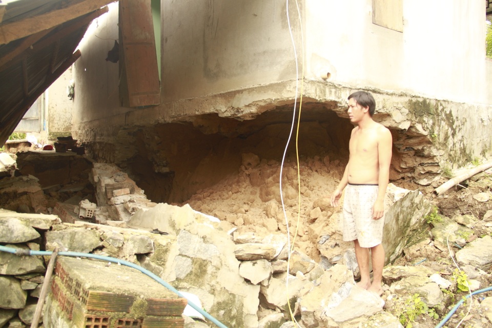 Nhà bà Khi bị sập phần bếp và hổng chân mong nhà chính khiến gia đình bà không dám ở