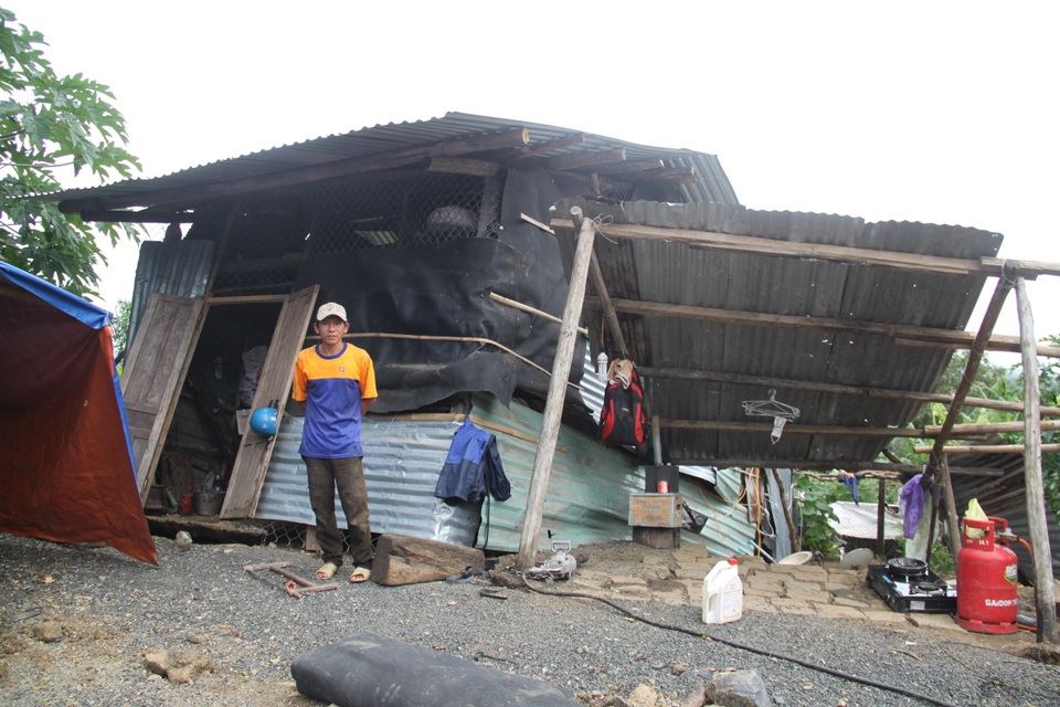 Nhà anh Lộc bị sụt lút nghiêng hư hỏng hoàn toàn