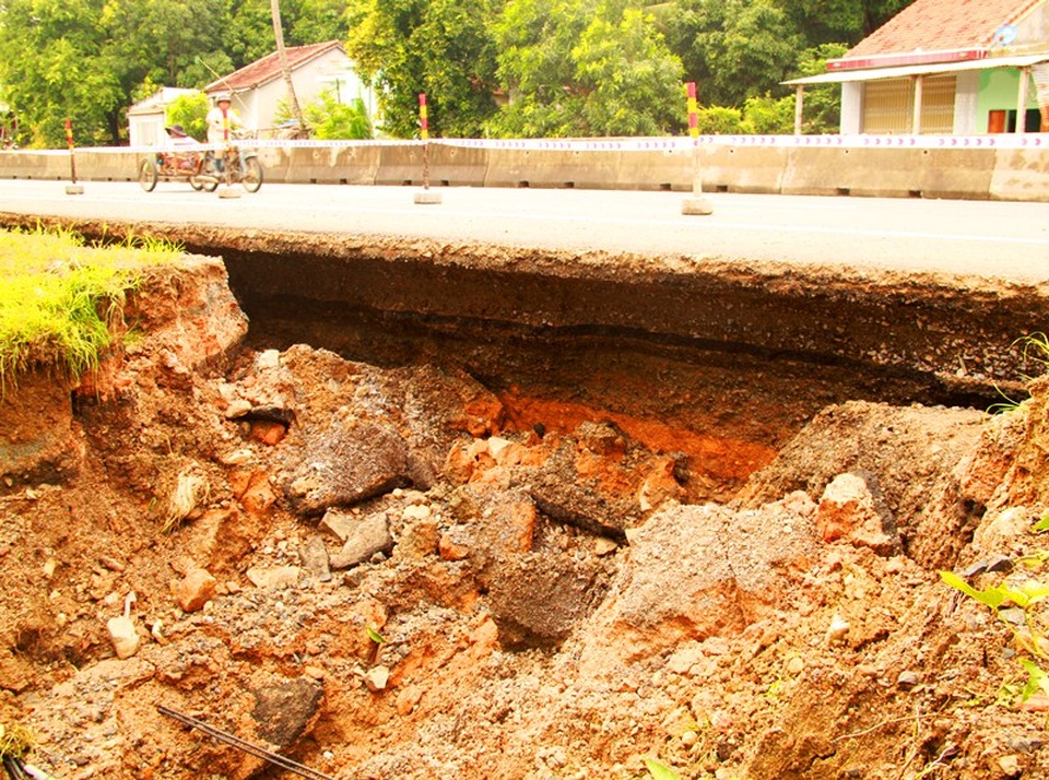 Một đoạn QL 1A qua xã An Dân (huyện Tuy An, Phú Yên) cũng bị sạt lở nghiêm trọng