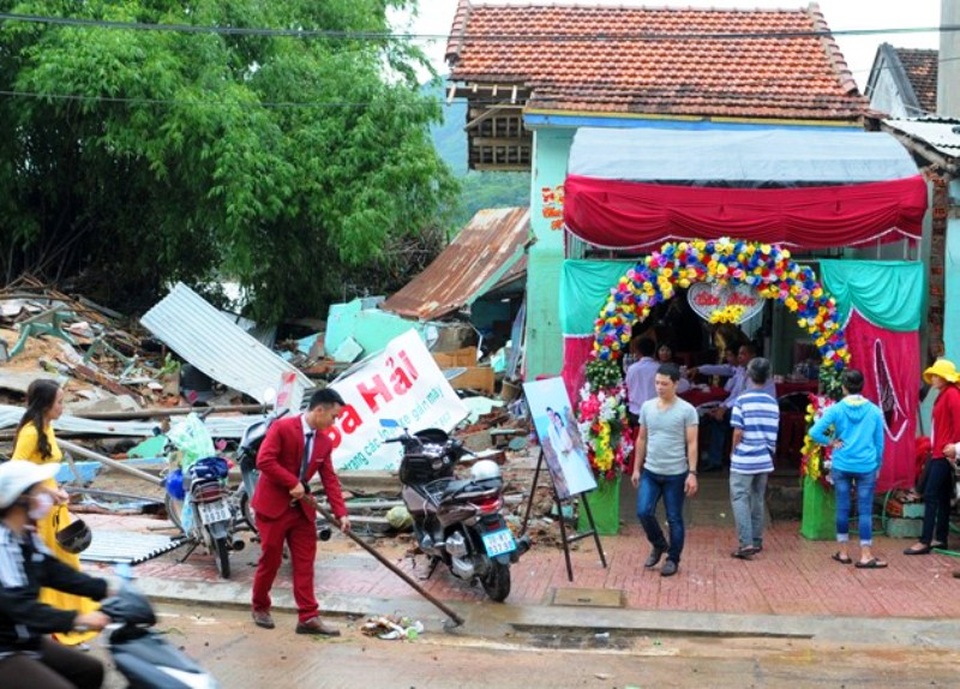 Xúc động đám cưới đôi bạn trẻ bên căn nhà sập trong lũ - 2 Chú rể vẫn còn dọn dẹp khi khách quan đã tới