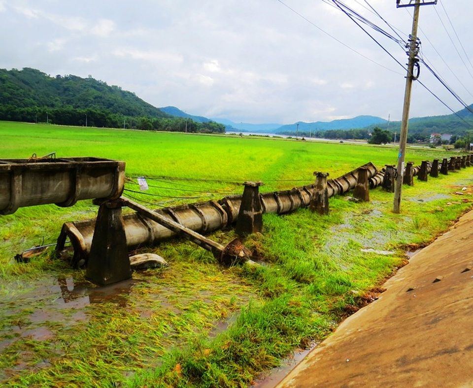 Mương thủy lợi ở thị trấn La Hai (huyện Đồng Xuân) hư hỏng nặng (ảnh: Hoài Nam)