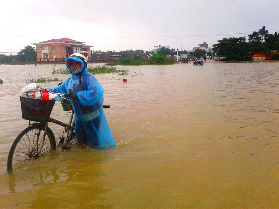 Người dân khu Đông (huyện Tuy Phước) vẫn bơi trong biển nước (ảnh chụp chiều 5/11)