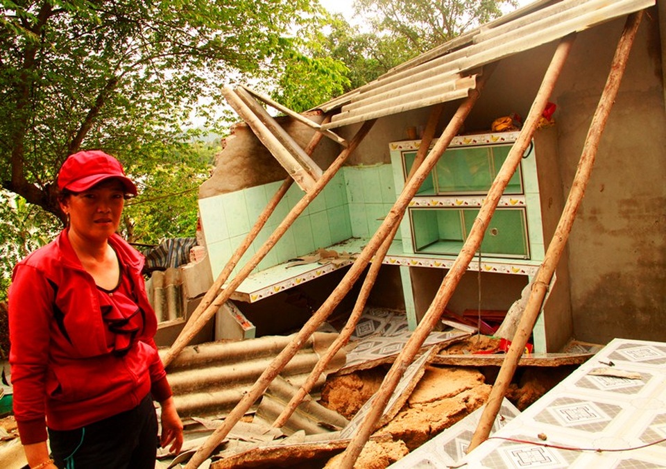 Bà Yến thẫn thờ kể lại phút giây phía sau nhà bà bị sập do lũ lớn