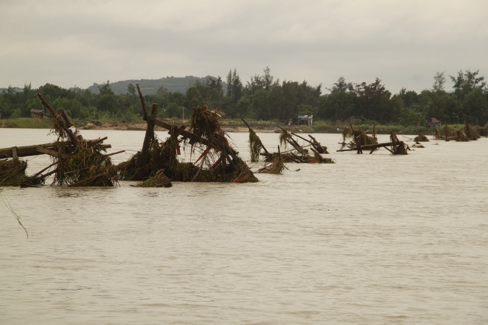 Cầu gỗ ở xã An Dân đi các xã An Ninh Đông - Tây bị lũ dữ cuốn trôi