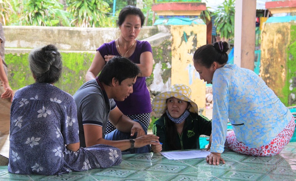 Người dân thôn Hòa Lợi tập trung về trụ sở thôn để khai báo số tôm nuôi và chết do lũ