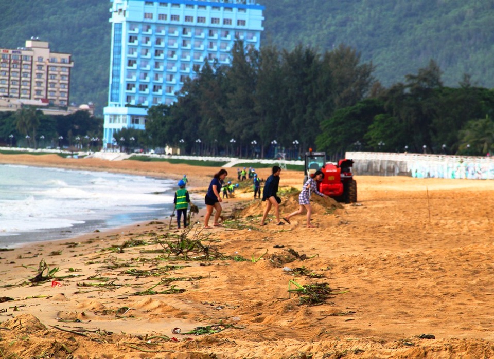 Du khách ngao ngán khi xuống biển đầy rác để chụp hình.