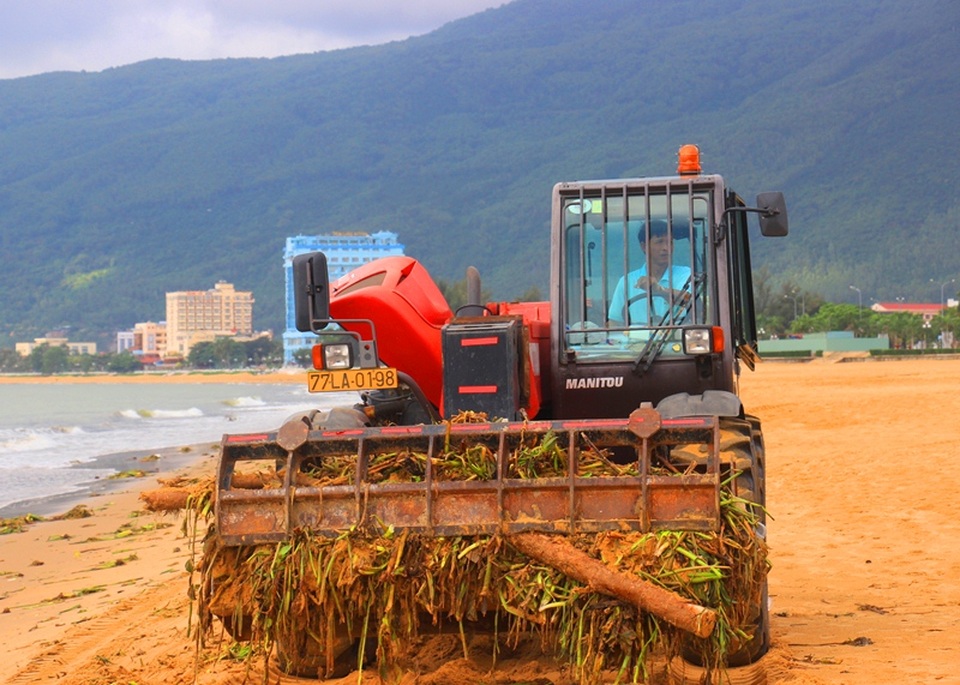 Nhiều xe dọn rác chuyên dụng được huy động