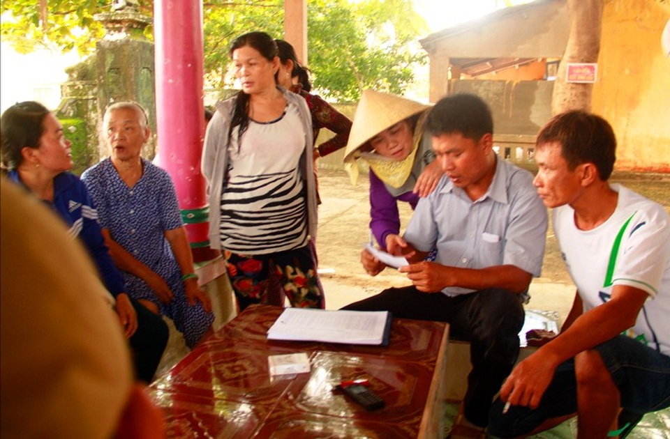 Người dân xã Xuân Cảnh nghẹn ngào đi khai báo số tôm chết