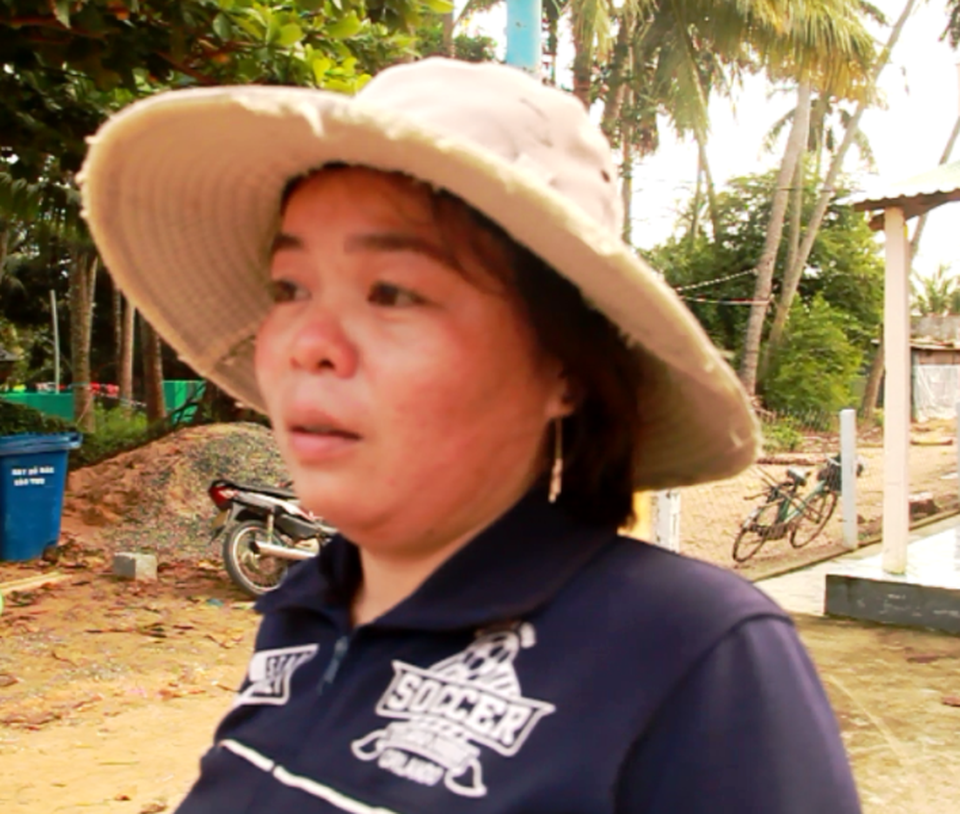 Phú Yên: “Thủ phủ” tôm hùm trắng tay sau 1 đêm - 2 Chị My (thôn Hòa Lợi, xã Xuân Cảnh) khóc nghẹn khi tôm chết hàng loạt