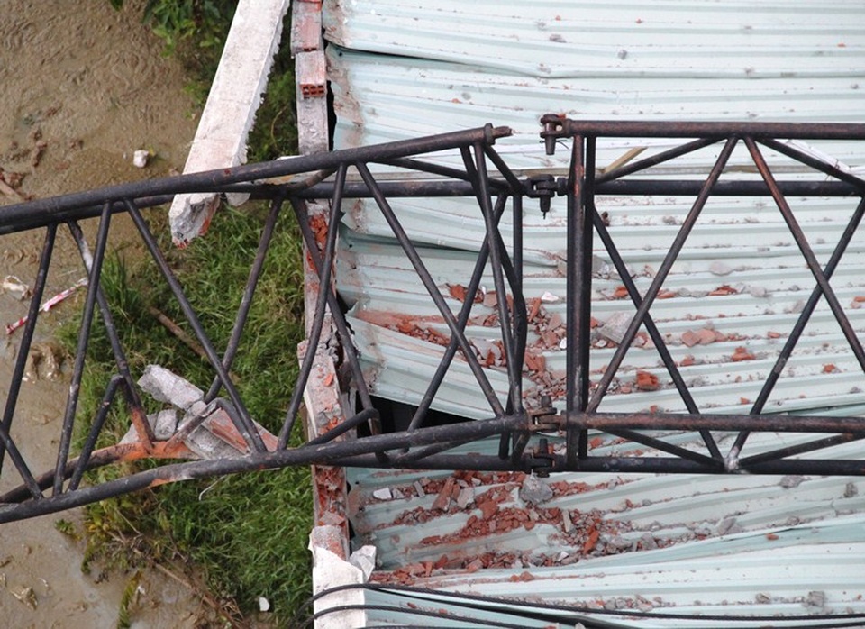 
Cần cẩu gãy đập vào nhà dân gây hư hỏng tường và mái tôn nhưng rất may 5 người trong nhà thoát nạn
