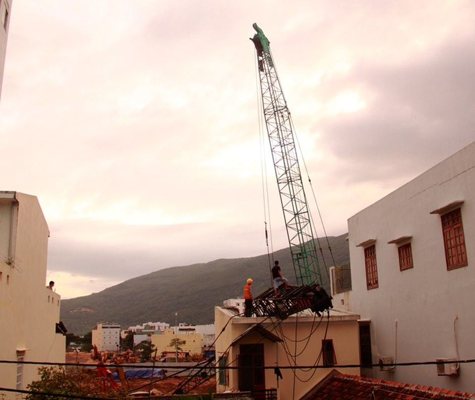 
Đơn vị thi công đang dùng máy cẩu khác để cẩu chiếc cần cẩu gãy.
