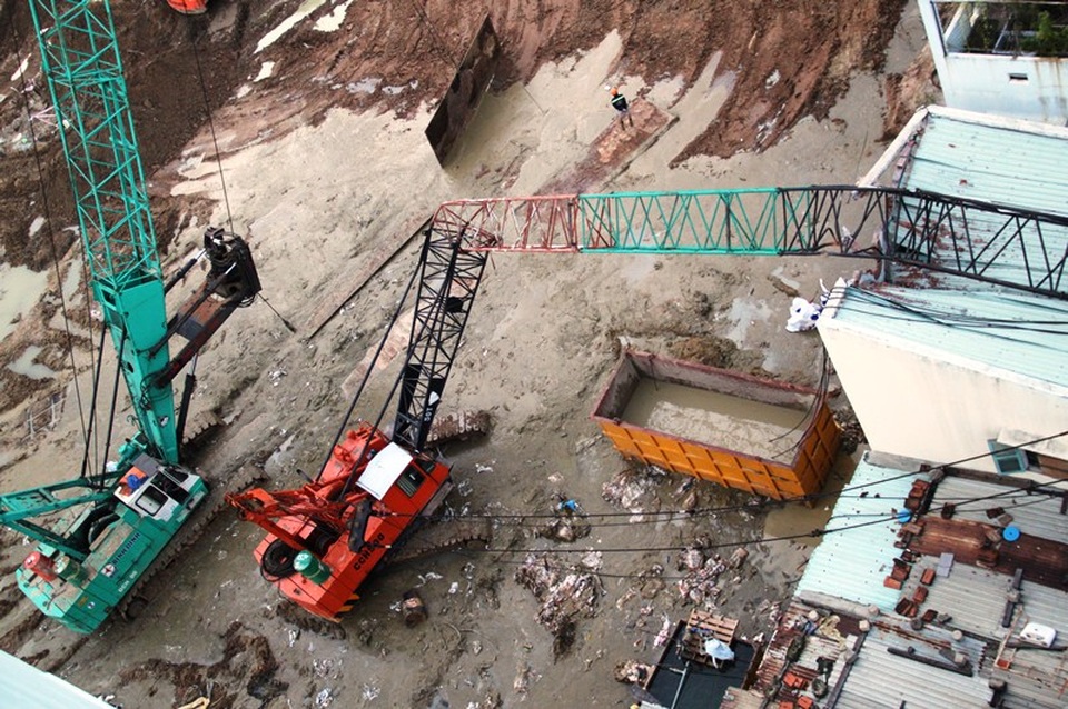 Hiện trường cần cẩu gãy đập vào nhà dân