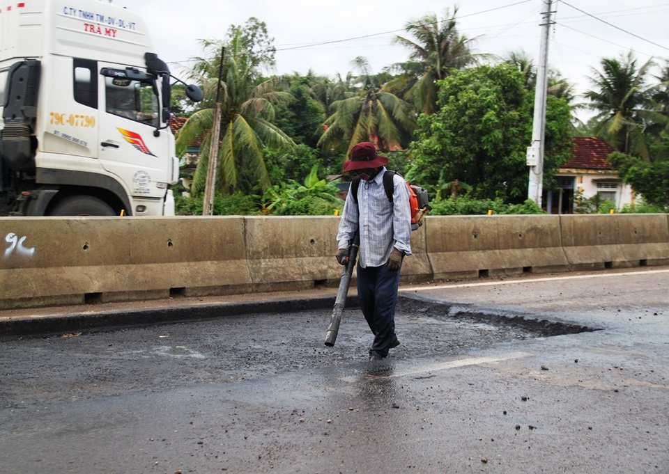 Các nhà thầu đang khẩn trương khắc phục sự cố hư hỏng trên QL 1A qua tỉnh Bình Định đảm bảo giao thông an toàn 