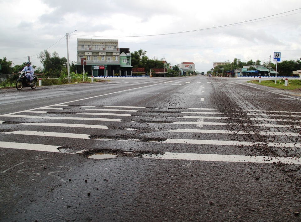 Nhiều đoạn đường trên QL 1A đoạn qua tỉnh Bình Định bị bong tróc do mưa lũ
