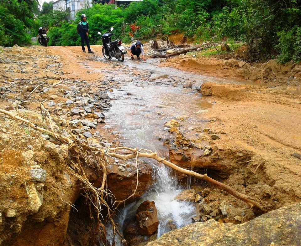 Bình Định: Dân khốn khổ hàng ngày băng qua con đường “khổ ải”? - 9 Có đoạn đường bị sạt lở do lũ vừa qua nhưng vẫn chưa được khắc phục