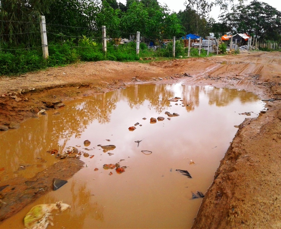 Bình Định: Dân khốn khổ hàng ngày băng qua con đường “khổ ải”? - 7 Bình Định: Dân khốn khổ hàng ngày băng qua con đường “khổ ải”? - 7
