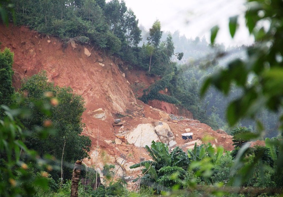 Trên các triền núi đá Hòn Chà tại TP Quy Nhơn và huyện Tuy Phước đang bị xẻ thịt 