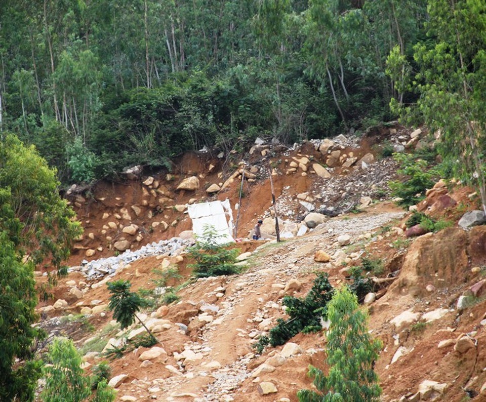 Các lán trại dựng lên để thợ đá khai thác đá trên núi Hòn Chà