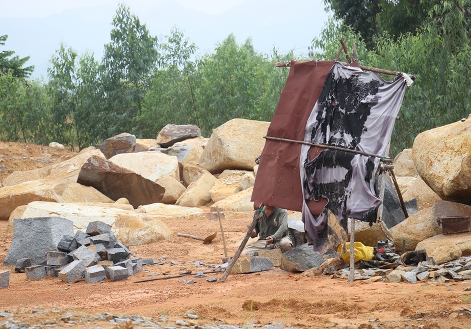Dù hết giấy phép khai thác đá 2 năm nay nhưng  Công ty CP Đại Tín vẫn tiếp tục khai thác đá tại núi Hòn Chà