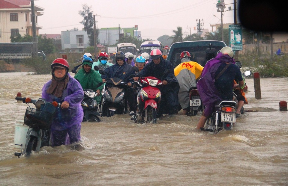 Lũ đang về rất nhanh khiến nhiều vùng hạ du tỉnh Bình Định ngập nặng