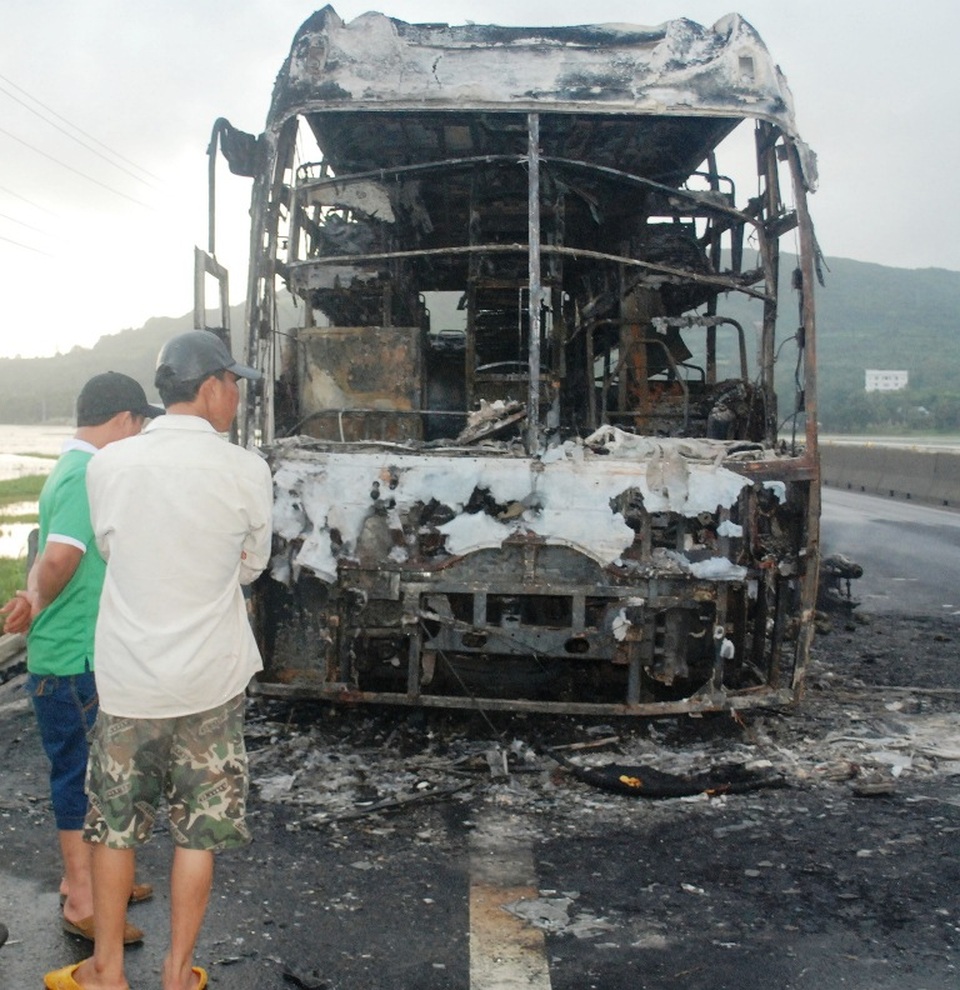 Xe khách giường nằm cháy trơ khung, 30 hành khách thoát nạn - 1 Xe khách giường nằm cháy trơ khung, 30 hành khách may mắn thoát nạn