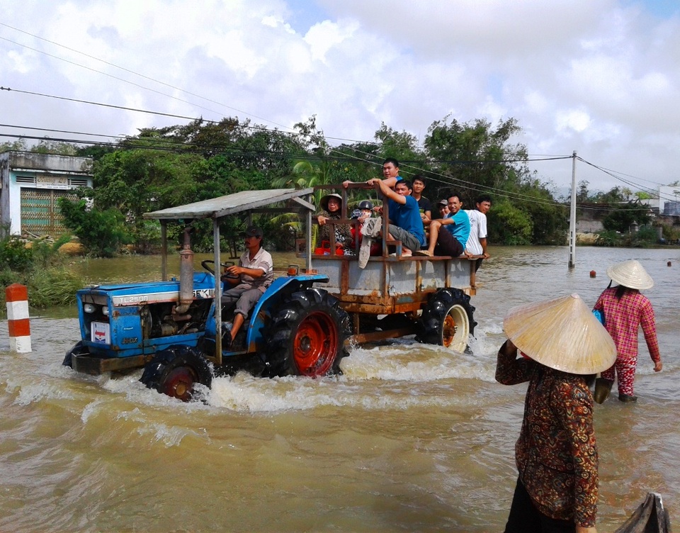 Phó Chủ tịch xã bị lũ cuốn tử vong - 2 Nhiều nơi giao thông vẫn bị chia cắt, người dân phải đi lại bằng thuyền hoặc xe máy cày để vượt lũ