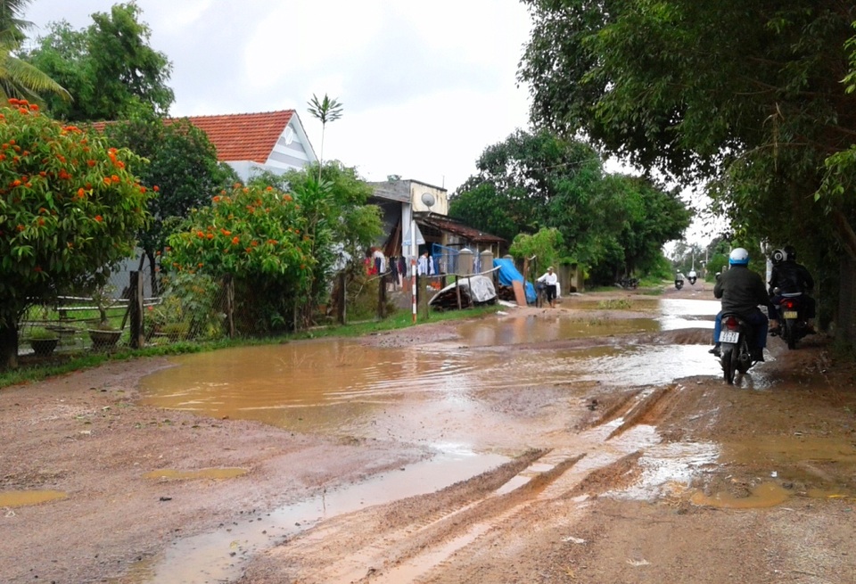 Lũ rút, “lộ” nhiều tuyến đường hư hỏng nghiêm trọng - 6 Một đoạn đường đoạn qua xã Cát Tân (huyện Phù Cát) bị hư hỏng nặng