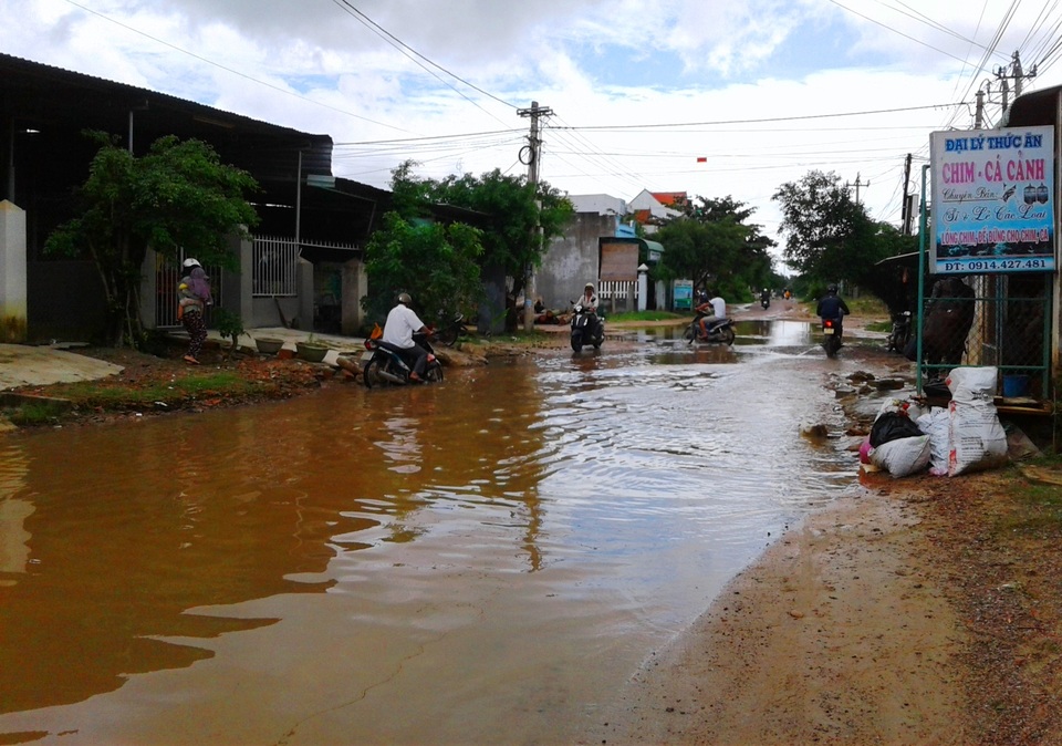Lũ rút, “lộ” nhiều tuyến đường hư hỏng nghiêm trọng - 7 Những cái ao trên đường
