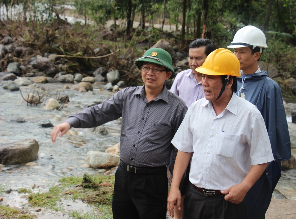 Chủ tịch UBND tỉnh Bình Định Hồ Quốc Dũng (đội mũ cối) kiểm tra tình hình thiệt hại do lũ lụt tại huyện An Lão - Bình Định