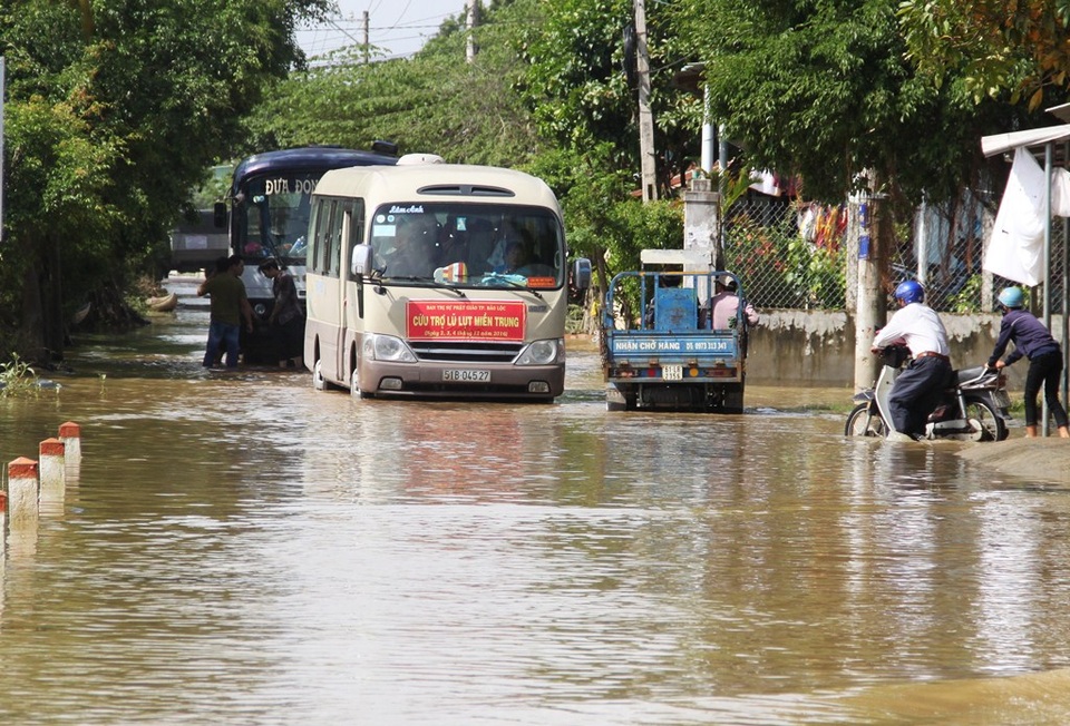 Lũ mới lại về, nhiều tuyến đường trên địa bàn Tuy Phước, Bình Định lại ngập nặng, hàng ngàn học sinh phải nghỉ học