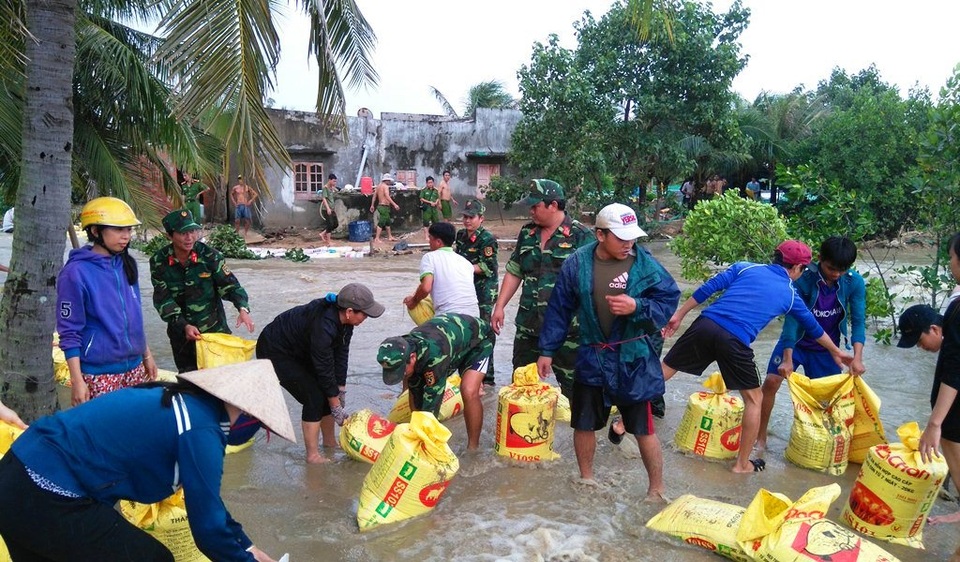 Lực lượng vũ trang huyện Phù Mỹ giúp dân khắc phục xói lở do lũ gây ra tại thôn An Xuyên 3, xã Mỹ Chánh