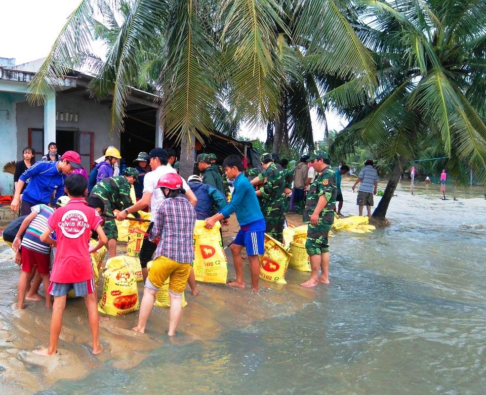 Di dời khẩn cấp các hộ dân bị ngập nặng, bị xói lở ở xã Mỹ Chánh (huyện Phù Mỹ)