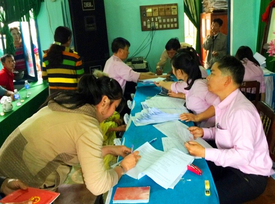 Vụ hơn 400 hộ dân nứt nhà do làm đường: Chủ đầu tư đã đền bù 219 hộ dân! - 1 Các hộ dân có nhà bị hư hỏng do thi công QL 1 ở xã Hoài Thanh Tây (huyện Hoài Nhơn) đã được nhận tiền đền bù hồi đầu tháng 12.