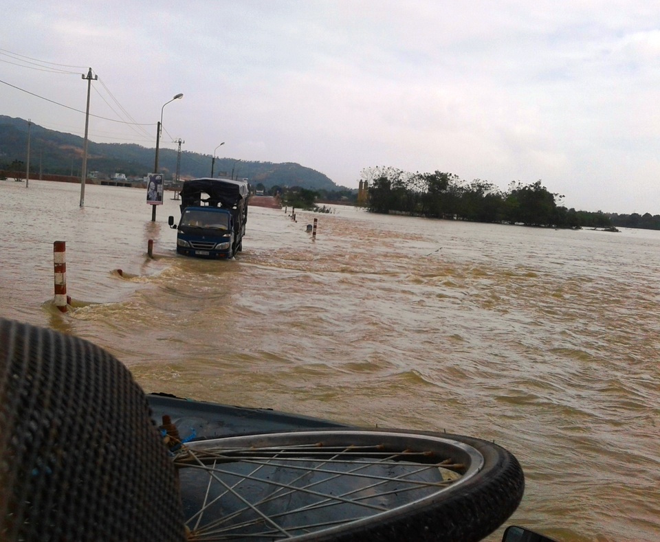 
Nhiều đoạn tràn trên tuyến Tỉnh lộ DDT 640 từ trung tâm huyện Tuy Phước đi các xã khu đông Phước Nghĩa, Phước Thuận... còn ngập nặng
