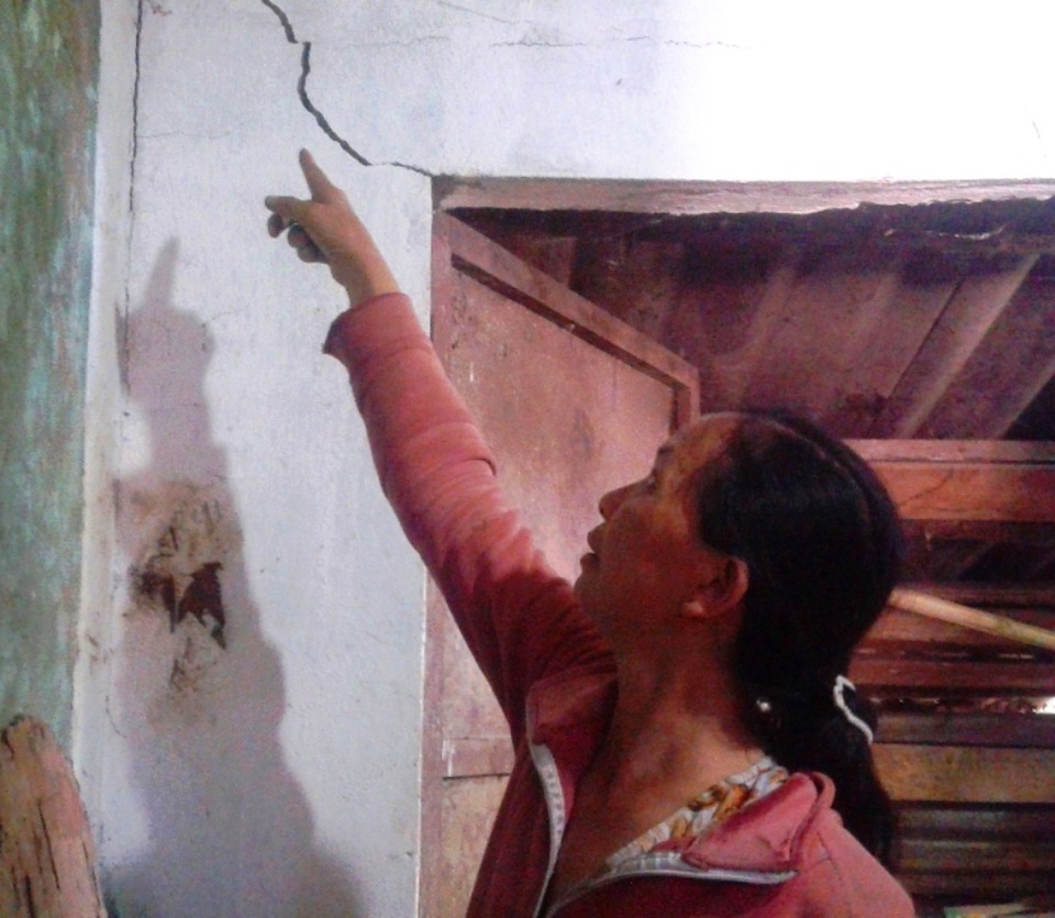 Vụ hơn 400 hộ dân nứt nhà do làm đường: Chủ đầu tư đã đền bù 219 hộ dân! - 2 Đại diện chủ đầu tư hứa sẽ cố gắng hoàn thành chi trả đền bù cho các hộ dân có nhà bị nứt do thi công QL 1 qua huyện Hoài Nhơn, tỉnh Bình Định, trước ngày 12/12/2016.