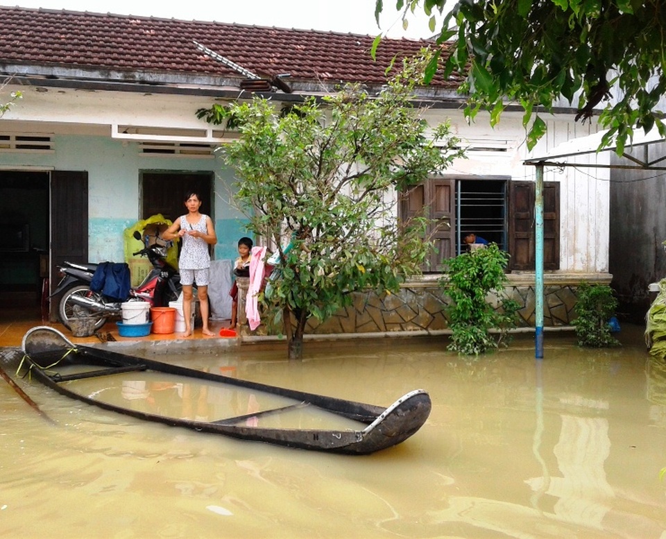 Nhiều khu dân cư ở huyện Tuy Phước vẫn bị ngập nước, giao thông chia cắt