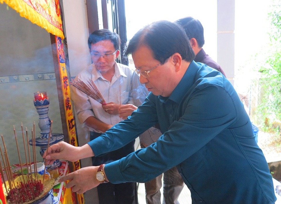 
Phó Thủ tướng Chính phủ Trịnh Đình Dũng đến thăm gia đình có em Đào Minh Tài (13 tuổi, học sinh lớp 8, thôn Thanh Liêm, xã Nhơn An, thị xã An Nhơn) bị chết do mưa lũ.
