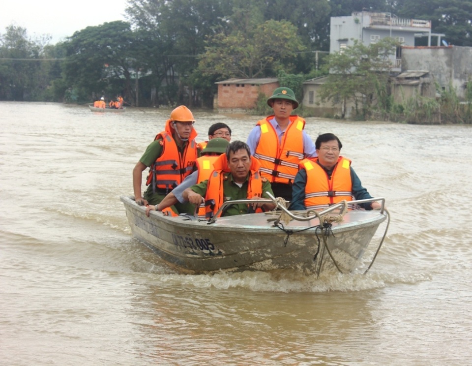 
Phó Thủ tướng Trịnh Đình Dũng thăm vùng lũ xã Phước Quang, huyện Tuy Phước, tỉnh Bình Định
