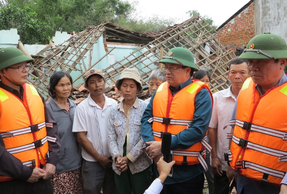 
Phó Thủ tướng Chính phủ Trịnh Đình Dũng thăm vùng lũ Bình Định
