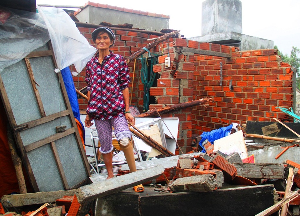 Bà Lưu Thị Phúc (ở xã Phước Thuận) bên căn nhà sập do lũ