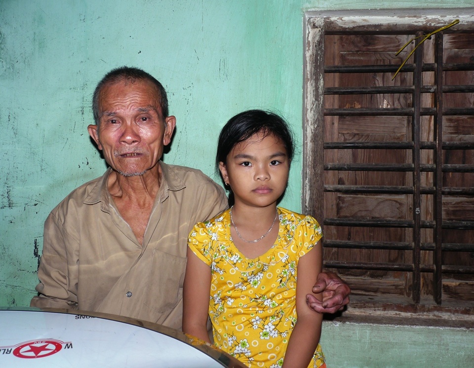 Ông Học nghẹn ngào nói về con gái mất do mưu sinh trong lũ để lại con gái nhỏ cho ông