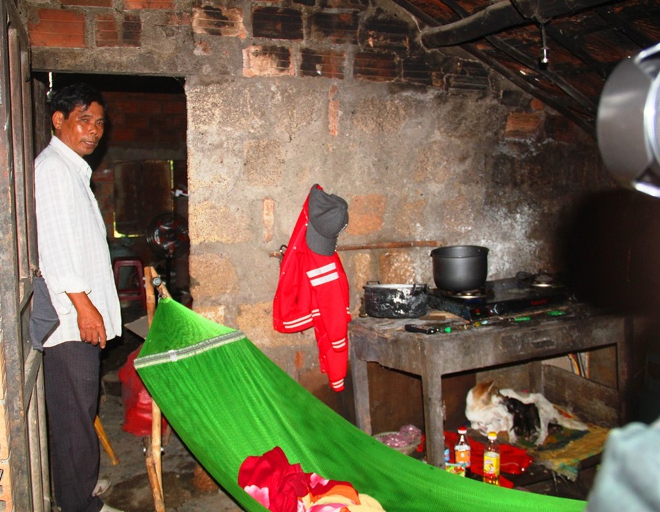 Hai cha con ông Dư phải ở tạm dưới bếp ẩm thấp vì căn nhà cấp 4 đã sập thành đống đổ nát