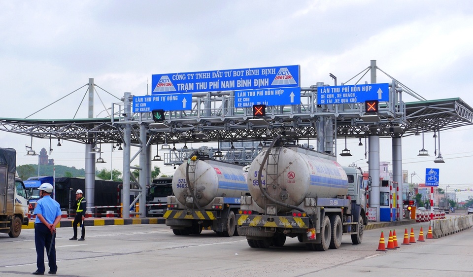 Vụ “giăng” xe bồn đòi nợ: Công an mời 2 bên lên “chốt công nợ” - 1 Đưa xe bồn nằm trạm thu phí BOT Nam Bình Định (thị xã An Nhơn, Bình Định) để đòi nợ làm trạm thu phí thất thu khoảng 11 triệu đồng.