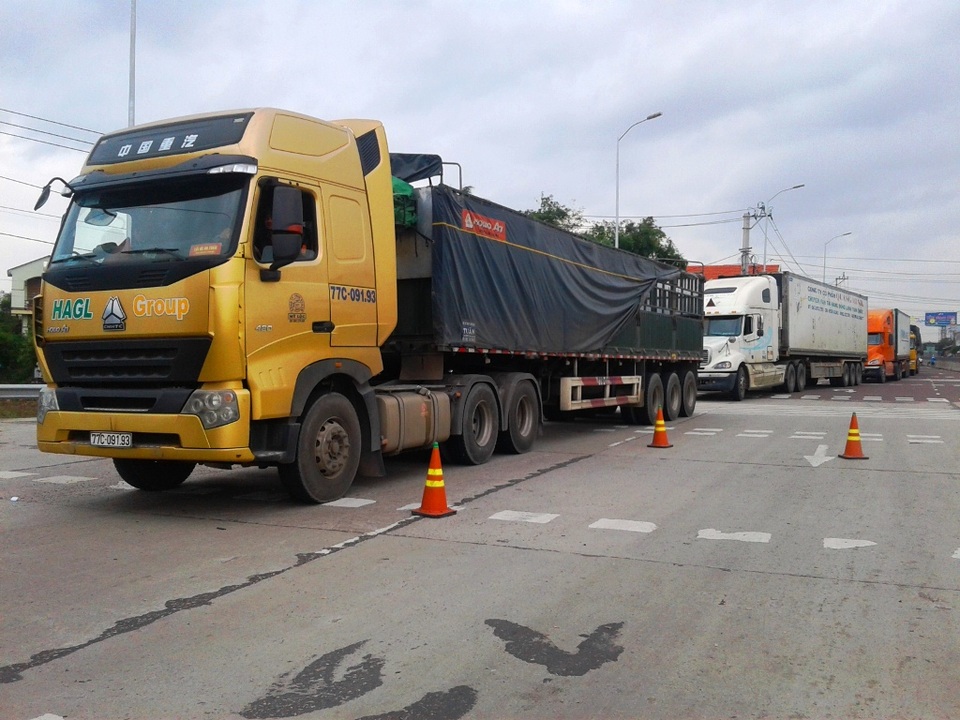 Vụ “giăng” xe bồn đòi nợ: Công an mời 2 bên lên “chốt công nợ” - 2 Giao thông đoạn qua Trạm thu phí BOT Nam Bình Định bị ách tắc (ảnh chụp sáng 10/12)